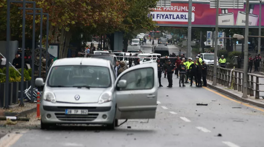 UPDATE-Explozie puternică în apropierea sediului Parlamentului, la Ankara. Guvernul denunţă un ”atac terorist”. Atentatul, comis la sediul Ministerului de Interne de doi atacatori. Unul s-a ”detonat”, celălalt, ”neutralizat”. Doi poliţişti, răniţi