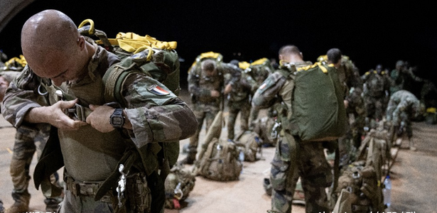 Statul Major francez anunţă primele plecări ale unor militari francezi şi echipament francez din Niger