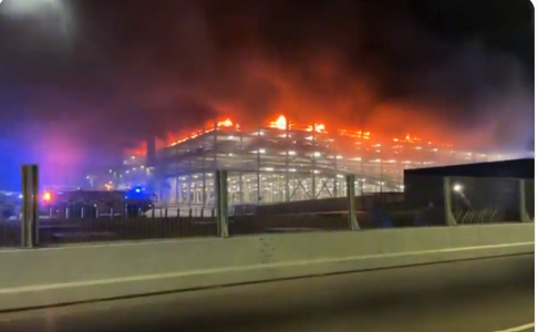UPDATE - Zboruri anulate pe Aeroportul Luton, al cincilea ca mărime din Anglia, din cauza unui incendiu devastator produs în parcare / Sute de oameni sunt blocaţi în terminal / Cinci persoane, transportate la spital - VIDEO