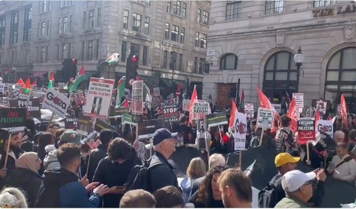 Manifestaţie pro-Palestina în faţa sediului BBC. Postul de televiziune şi-a menţinut poziţia editorială de a nu-i numi pe militanţii Hamas drept terorişti