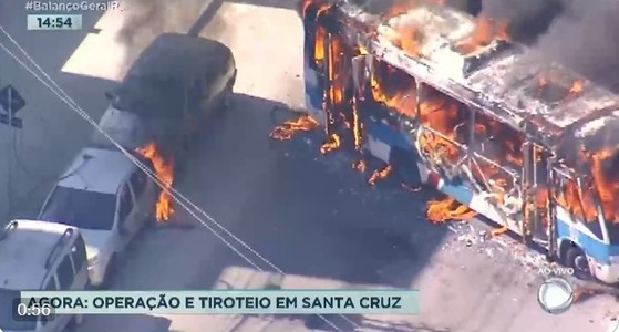 Atac fără precedent: Bande paramilitare au incendiat la Rio de Janeiro peste 35 de autobuze şi un tren ca represalii faţă de uciderea unui lider - VIDEO