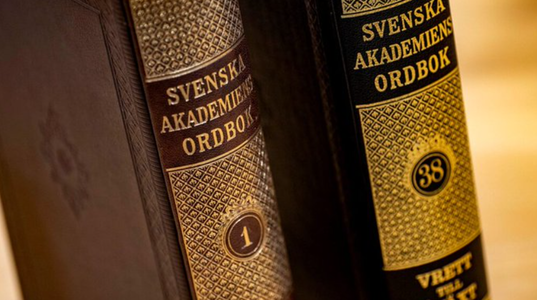Dicţionarul oficial al limbii suedeze, finalizat după 140 de ani de muncă. Volumele care includ cuvinte care încep cu litera ”a” şi până la ”r” sunt atât de vechi, încât trebuie revizuite în următorii şapte ani