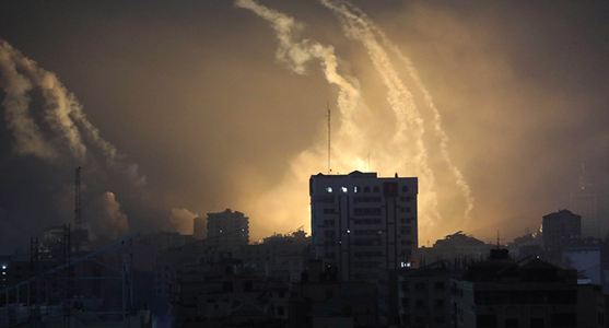 Războiul Israel-Hamas: Atacuri aeriene şi tiruri de artilerie în nordul Fâşiei Gaza / Peste 30 de camioane cu ajutoare umanitare au ajuns duminică în Gaza