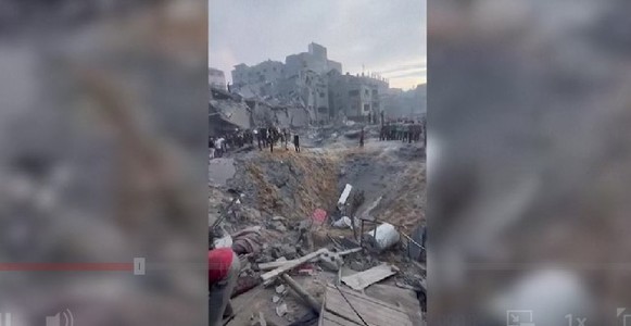UPDATE - O explozie uriaşă a lovit o tabără de refugiaţi din Fâşia Gaza, sursele locale spun că sunt cel puţin 50 de morţi / Armata israeliană confirmă atacul şi spune că a vizat un lider Hamas, iar tunelurile subterane s-au prăbuşit