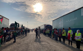 Zeci de TIR-uri cu apă, hrană şi echipament medical au intrat în Fâşia Gaza, la cererea administraţiei Biden, anunţă Semiluna Roşie palestiniană şi Cogat