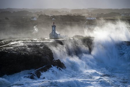 UPDATE - Furtuna Ciaran a lovit nordul Europei cu forţa unui uragan: Vântul a ridicat valurile până la înălţimea de 20 de metri. Cel puţin şase morţi, şcoli închise în Marea Britanie, cod roşu în Spania
