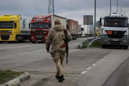 Frontiera ucraineană, blocată de transportatori rutieri polonezi care denunţă o ”concurenţă neloială”. Manifestanţii lasă să treacă maşini personale şi ajutor umanitar şi militar