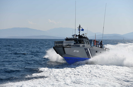 O femeie moartă şi alte 18 persoane salvate în urma unui naufragiu al unei ambarcaţiuni cu migranţi în largul Insulei greceşti Agathonisi, în sudul Mării Egee