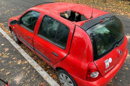 Un meteorit ar fi căzut pe o maşină la Strasbourg, bănuiesc pompierii şi poliţia, după ce găsesc o gaură cu diametrul de 50 de centimetri într-un vehicul