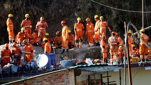 Un nou obstacol, la doar nouă metri de cei 41 de muncitori blocaţi de două săptămâni într-un tunel surpat în India
