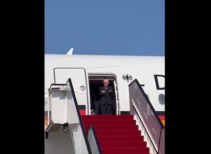 Situaţie jenantă pentru preşedintele german. Frank-Walter Steinmeier a trebuit să aştepte o jumătate de oră la uşa avionului său înainte de a fi primit în Qatar - VIDEO