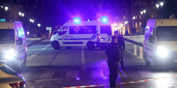 UPDATE - Atac cu cuţitul la Paris. Atacatorul ar fi strigat "Allah akbar" / Atacatorul era cunoscut serviciilor de informaţii franceze / Un turist german a murit, alte două persoane au fost rănite