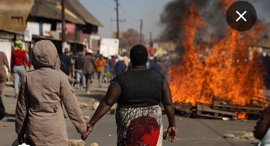 Africa de Sud: Şapte presupuşi criminali, linşaţi. Bărbaţii au fost arşi de vii