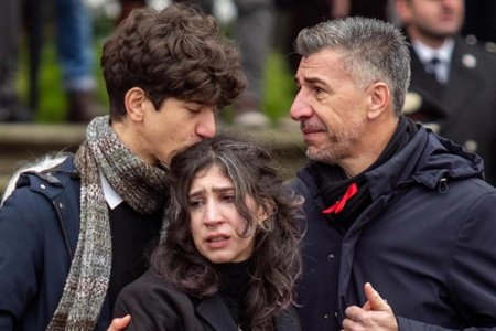 Mii de persoane au participat la funeraliile unei tinere ucise, un caz devenit emblematic în Italia