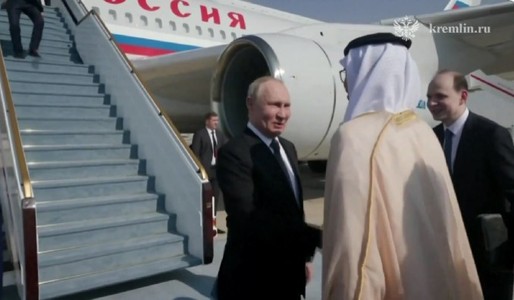 Vladimir Putin a sosit la Abu Dhabi, într-o rară vizită în străinătate. El va merge apoi la Riad pentru discuţii cu prinţul moştenitor Mohamed bin Salman - VIDEO