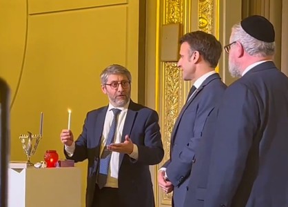 Emmanuel Macron este în centrul unei controverse, după ce sărbătoarea evreiască Hanuka a fost marcată la Palatul Elysee. Ce îi reproşează opoziţia şi cum se apără preşedintele şi guvernul