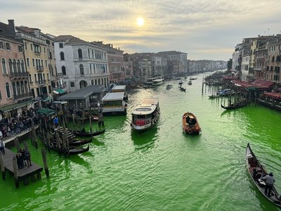 Activiştii de mediu au colorat în verde apa din Marele Canal din Veneţia