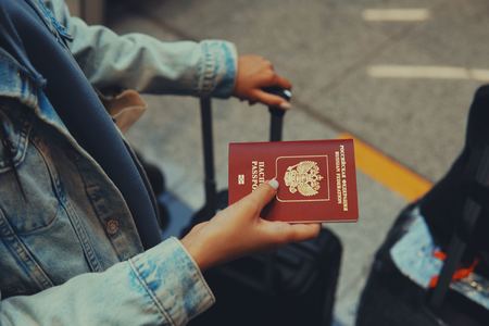 Ruşii cu interdicţie de călătorie trebuie să predea paşapoartele în termen de cinci zile