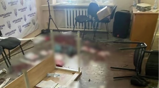 26 de persoane au fost rănite, după ce un bărbat a detonat grenade la o şedinţă a unui consiliu local din Ucraina - VIDEO
