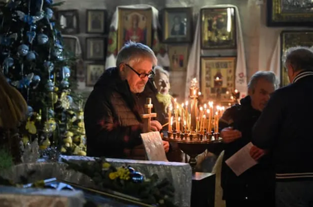 Ucrainenii sărbătoresc pentru prima oară în istoria lor modernă Crăciunul odată cu catolicii şi ortodocşii români, greci şi bulgari la 25 decembrie, ”departe de Moscova”. ”Ne rugăm pentru sfârşitul războiului. Ne rugăm pentru victorie. Pentru pace, pentru