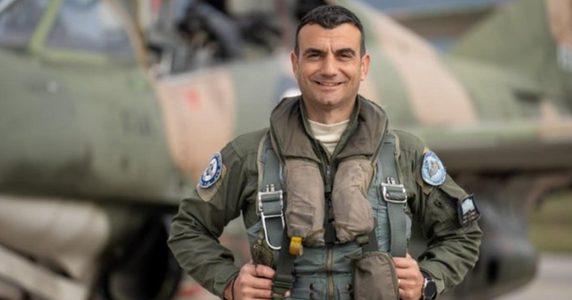 Un pilot grec în vârstă de 40 de ani moare în prăbuşirea unui avion de antrenament de tip T-2 Buckeye, american, cu care efectua ultimul zbor. Familia sa era prezentă la momentul dramei, la aeroportul din Kalamata
