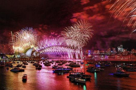 Lumea a întâmpinat 2024 cu focuri de artificii, reflecţii şi un rămas bun regal