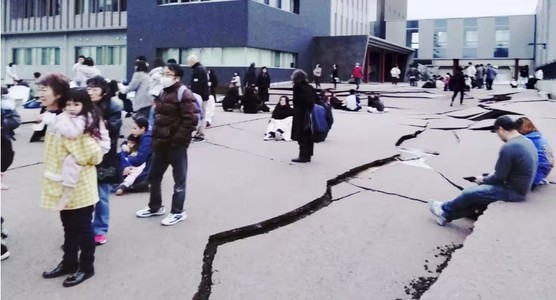 Alertă de tsunami în Japonia - 20 de cutremure au avut loc în decurs de o oră şi jumătate. Rusia a emis şi ea alertă de tsunami pentru insula Sahalin. Primele imagini cu pagubele provocate de seism