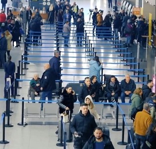 Kosovarii au scăpat de vizele pentru Schengen. În prima zi a anului, au luat cu asalt aeroportul din Pristina şi s-au grăbit să călătorească în ţările UE - VIDEO