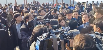 Liderul opoziţiei sud-coreene, atacat cu un cuţit în timpul unei conferinţe de presă