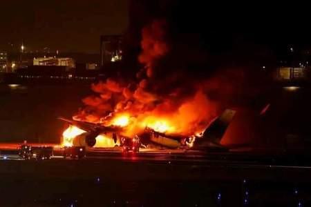 "A fost o minune". Cum a fost posibilă evacuarea în câteva minute a sute de pasageri dintr-un avion japonez în flăcări - VIDEO