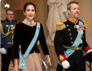 Viitoarea regină a Danemarcei a urmat cursuri de etichetă şi protocol la începutul relaţiei cu prinţul moştenitor Frederik / Ea este catalogată ca fiind una dintre cele mai sofisticate şi bine îmbrăcate persoane din lume
