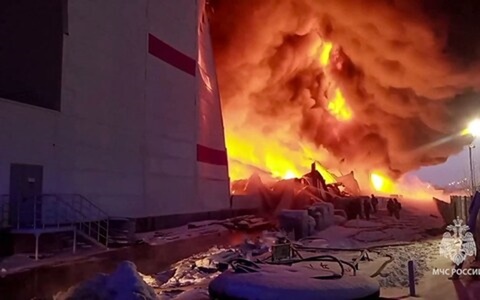 Un incendiu uriaş a devastat sâmbătă un depozit aparţinând unuia dintre cei mai mari comercianţi online din Sankt Petersburg