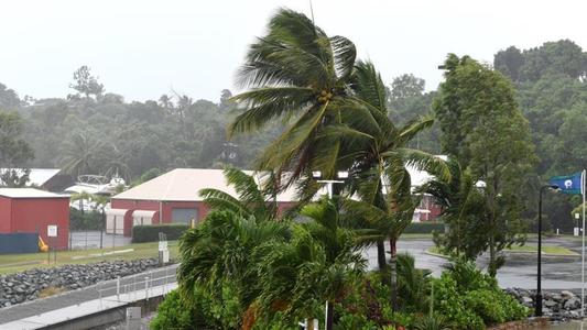Insula Réunion a fost plasată luni dimineaţă sub cod violet, alerta maximă, din cauza unui ciclon extrem de puternic. Nici măcar serviciile de urgenţă nu au voie să iasă din adăposturi