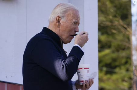 Biden bea un milkshake şi mănâncă un cheeseburger cu bacon şi cartofi prăjiţi în North Carolina, după ce-l ironizează pe Trump şi face o gafă într-un discurs