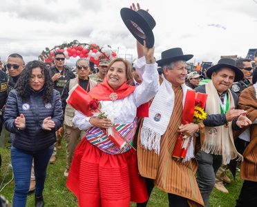 Preşedinta peruană a fost atacată de două femei: "Criminalo!" - VIDEO