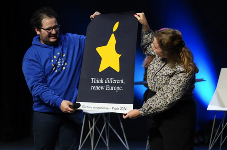 Partidul lui Macron prezintă un afiş inspirat de logoul Apple şi sloganul ”Think different” în vederea alegerilor europene şi stârneşte un val de critici