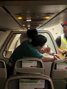 Un canadian a deschis uşa avionului şi a desfăşurat toboganul de evacuare chiar înainte de decolare, în Thailanda. Cum şi-a motivat gestul - FOTO