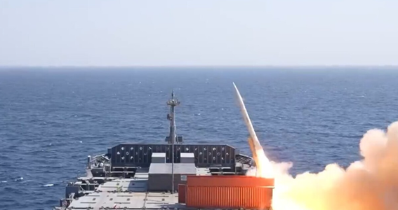 Iranul trage pentru prima oară rachete balistice cu rază lungă de acţiune de la bordul unei nave de război, la Golful Oman. Gardienii Revoluţiei anunţă un exerciţiu simulând un atac vizând baza israeliană Palmachim, la sud de Tel Aviv