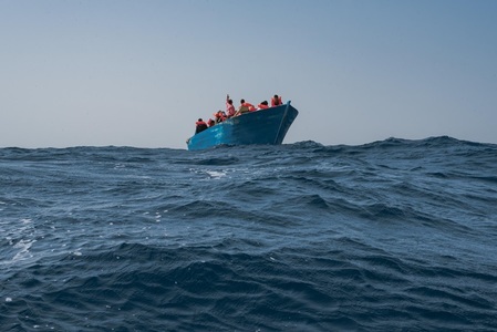 Peste 80 de migranţi au fost salvaţi, doi au murit şi trei sunt dispăruţi în largul coastei Libiei