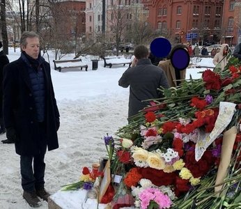 Ambasadorii Statelor Unite şi Marii Britanii în Rusia au depus flori pentru Navalnîi la Moscova, la Piatra Solovetsky