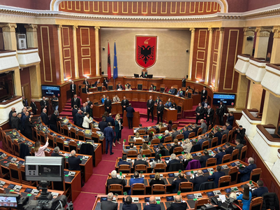 Parlamentul albanez adoptă un acord al migraţiei cu Italia. Albania urmează să găzduiască două centre de primire de migranţi, finanţate şi gestionate de către Roma în baza jurisdicţiei italiene. Opoziţia denunţă o renunţare la suveranitate