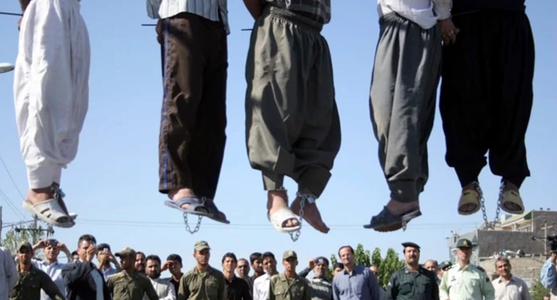 Cel puţin 834 de persoane executate în Iran, un ”record” din 2015 încoace, cu 43% mai multe decât în 2022, denunţă într-un raport anual organizaţiile nonguvernamentale Iran Human Rights şi ”Împreună împotriva pedepsei cu moartea”. 22 de femei şi opt manif