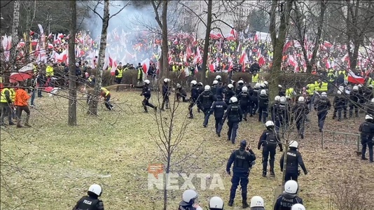 Fermierii polonezi ameninţă că vor paraliza ţara, după ciocniri violente cu poliţia în faţa Parlamentului - VIDEO
