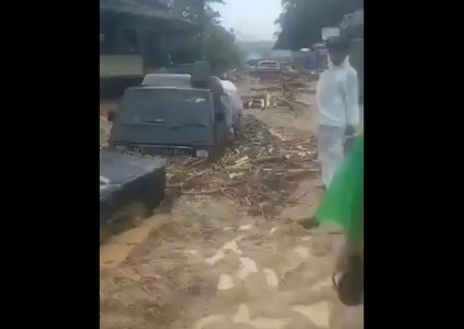 26 de morţi şi peste 10 dispăruţi în insula indoneziană Sumatra, în urma unor inundaţii dezastruoase