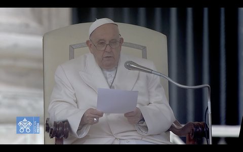 În ziua în care împlineşte 11 ani de pontificat, Papa Francisc spune că încă este "puţin răcit". După controversa iscată de comentariile despre Ucraina, suveranul pontif condamnă din nou "nebunia războiului"