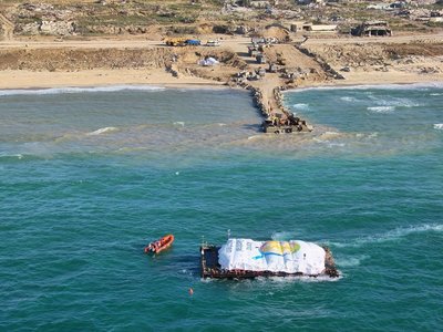 Prima livrare pe mare de ajutoare în Gaza a ajuns la ţărm - FOTO