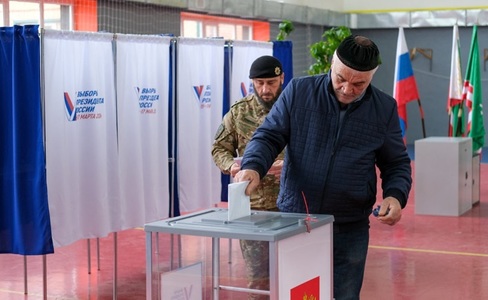 Rusia - Acţiunea ”Prânz împotriva lui Putin” - Jurnalişti ai Reuters au observat la prânz o creştere uşoară a numărului de alegători, mai ales tineri, la secţiile de votare din Moscova şi Ekaterinburg