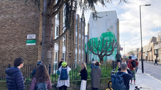 Ultima frescă a lui Banksy la Londra, în cartierul Islington, mânjtă cu vopsea albă
