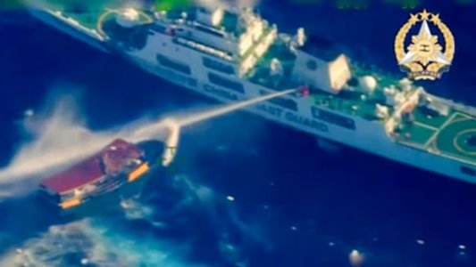 Garda de coastă chineză a folosit tunuri de apă împotriva navelor filipineze în Marea Chinei de Sud