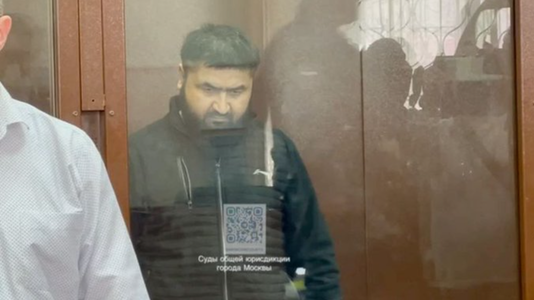 Un al optulea suspect în atentatul de la Moscova, un rus de 31 de ani originar din Kîrgîzstan, plasat în arest preventiv. Un rus din cadrul Corpului Voluntarilor Ruşi, ucis în explozia bombei pe care o avea asupra sa, în timpul arestării, în regiunea rusă
